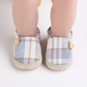 Adorables zapatos de bebé para gatear con diseño a cuadros y lindos botones de oso