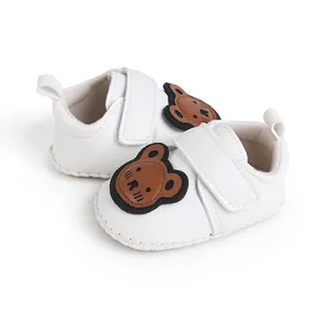 Weiße Lauflernschuhe für Babys mit braunem Bären-Patch und Klettverschluss