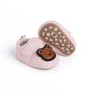 Rosa Lauflernschuhe für Babys mit süßem Bärenmotiv und rutschfester Gummisohle mit Profil