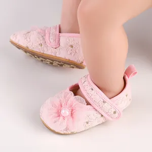 Detailansicht der rosa Prinzessinnenschuhe für Babys mit Stickerei und Perlendekoration