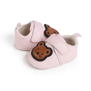 Süße rosa Babyschuhe mit Cartoon-Bären-Design und weicher Gummisohle für Kleinkinder