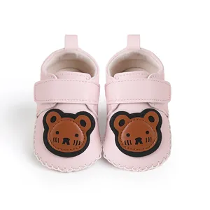 Detailansicht rosa Baby-Lauflernschuhe mit süßem Bärenmuster und Klettverschluss