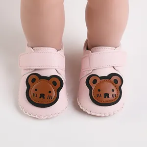 Nahaufnahme rosa Baby-Lauflernschuhe mit Bärenmuster und praktischem Klettverschluss