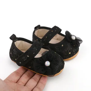 Detailansicht der schwarzen Baby-Prinzessin-Schuhe aus Spitze mit Perle und weicher Sohle.