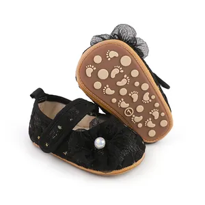 Detail der schwarzen Spitzen-Prinzessin-Lernlaufschuhe für Kleinkinder mit Anti-Rutsch-Sohle