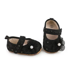 Detailansicht schwarzer Baby-Prinzessin-Schuhe aus Spitze mit Blumen- und Perlenakzenten