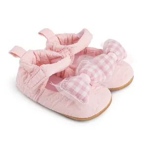 Chaussures de marche roses pour bébé avec joli nœud à carreaux et texture gaufrée