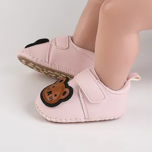 Detail der rosa Cartoon-Bär-Baby-Lauflernschuhe mit weicher Gummisohle und Textur