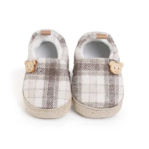 Zapatos para bebé a cuadros con botones de oso de madera y detalle de suela de yute trenzado