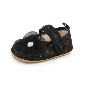 Detailansicht schwarzer Baby-Prinzessinenschuhe aus Spitze mit Netzblume und Perle