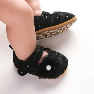 Detailansicht eleganter schwarzer Baby-Prinzessinenschuhe aus Spitze mit Perlendekor