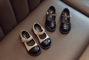 Elegante Mädchen Mary Jane Schuhe aus Lackleder mit Goldkette und Perlenriemen