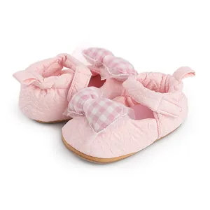 Chaussures de marche roses pour bébé avec nœud à carreaux et détails de tissu texturé