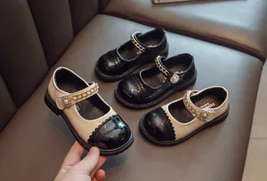 Elegante Mädchen Mary Janes in Schwarz und Elfenbein mit Goldkette und Perlen