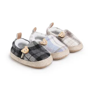 Zapatos de paseo para bebé a cuadros con lindo botón de oso de madera en tres colores