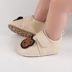 Detailansicht beigefarbener Baby-Lauflernschuhe mit süßem Bären und Klettverschluss