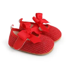 Vue détaillée chaussures rouges de cérémonie bébé fille avec nœud en ruban