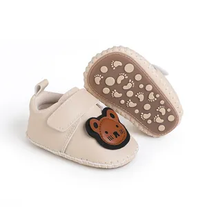 Detailansicht beige Babyschuhe mit Bären-Patch und rutschfester Gummisohle für Kleinkinder