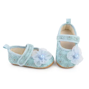 Detailansicht hellblauer Baby-Prinzessinenschuhe mit Tüllblume und Perlenverzierung