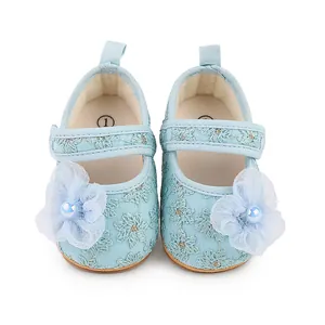 Vorderansicht hellblauer Baby-Prinzessinenschuhe mit Blumenstickerei und 3D-Netzblumen