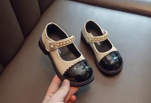 Detailansicht von Mädchen Mary Jane Schuhen in Creme mit Goldkette und Perle