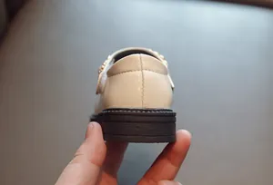 Detailansicht der Ferse und der weichen Sohle von cremefarbenen Mädchen-Lederhalbschuhen
