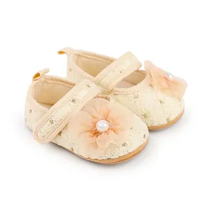 Detailansicht der cremefarbenen Baby-Prinzessinenschuhe mit Spitzenblumen und Perlen