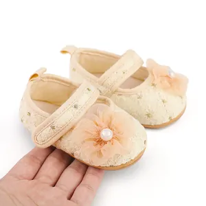 Detailansicht der cremefarbenen Baby-Prinzessin-Schuhe mit Spitzenblumen-Dekor