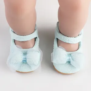 Gros plan détaillé de chaussures de marche pour bébé bleu clair avec un grand nœud en maille