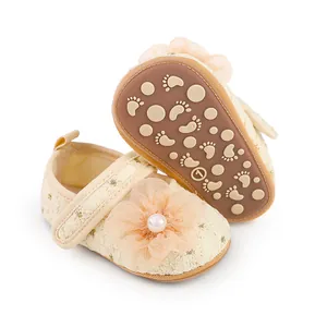 Detailansicht von Baby-Prinzessinenschuhen aus Spitze mit großer Netzblume.
