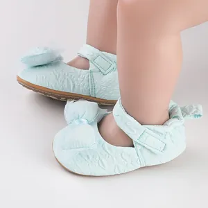 Gros plan de chaussures de marche pour bébé vert menthe avec nœud et ruban velcro