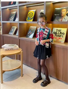 Vue détaillée de chaussures Mary Jane noires à semelles épaisses pour filles dans un décor