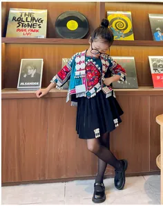 Chaussures Mary Jane élégantes en cuir noir pour filles dans un décor bibliothèque