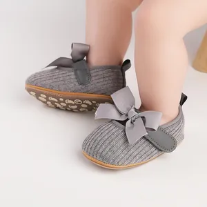 Gros plan de chaussures de marche grises avec ruban pour bébé fille de 3-12 mois