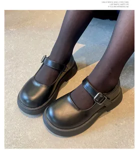 Gros plan sur des chaussures Mary Jane noires avec semelles épaisses et brides
