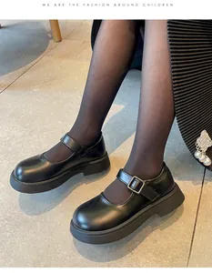 Détail des chaussures Mary Jane chic en cuir noir pour filles avec semelle plateforme