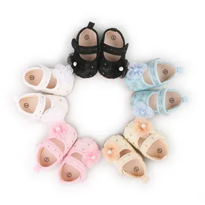 Detailansicht farbenfroher Baby-Mädchen-Prinzessinenschuhe aus Spitze mit Perlblumendekor