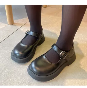 Détail de chaussures Mary Jane noires en cuir pour filles avec semelle souple