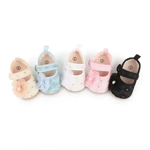 Auswahl an farbenfrohen Prinzessinnenschuhen für Babys mit zarten Spitzenblumen