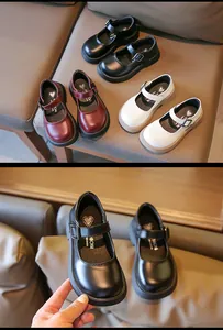 Vue détaillée de chaussures Mary Jane en cuir pour filles avec boucle et semelle souple confortable