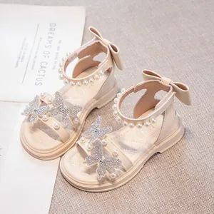 Elegante prinsessensandalen voor meisjes met een parelbandje en vlinders van strass.