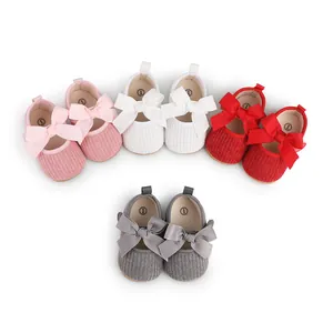 Vue détaillée de chaussures de cérémonie pour bébés filles avec nœuds multicolores