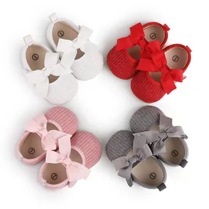 Chaussures de fête colorées pour bébé fille avec de grands nœuds en tissu côtelé.