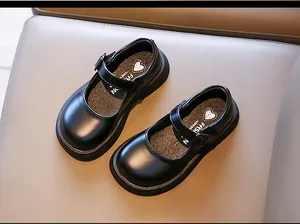Chaussures Mary Jane noires classiques pour filles avec semelle souple et motif cœur.