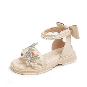 Elegante beige meisjes prinsessen sandalen met sprankelende vlinder en parel accenten