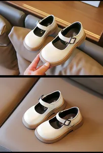 Gros plan sur d'élégantes chaussures Mary Jane en cuir blanc pour filles à semelle souple