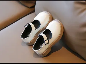 Élégantes chaussures Mary Jane en cuir blanc pour filles avec semelle souple pour le printemps.