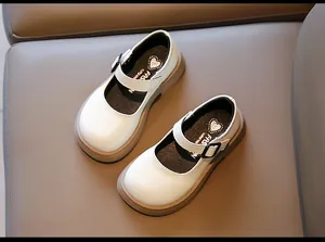 Vue de dessus de chaussures Mary Jane blanches pour filles avec semelles à motifs de cœur