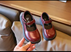 Détail des chaussures Mary Jane bordeaux pour filles avec semelle souple et cœur