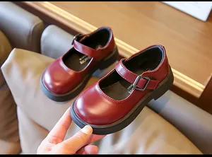 Chaussures Mary Jane élégantes en cuir bordeaux pour filles avec semelles souples et boucle